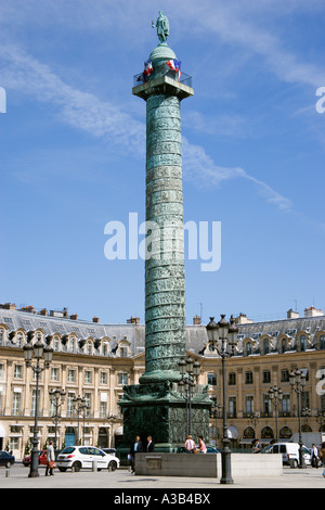 FRANCE Ile de France Paris Monument à Naploeon La Place Vendôme sur le modèle de la colonne Trajane à Rome avec drapeau tricolore français Banque D'Images