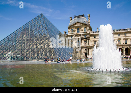 FRANCE Ile de France Paris Aile Richelieu du musée du Louvre avec les touristes par piscines fontaine dans Cour Napoléon par Pyramid Banque D'Images