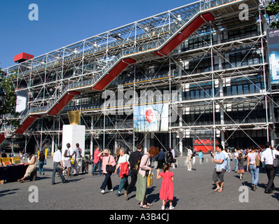 FRANCE Ile de France Paris Les Halles Beauborg Centre Pompidou Touristes en place à l'extérieur museum art gallery Banque D'Images