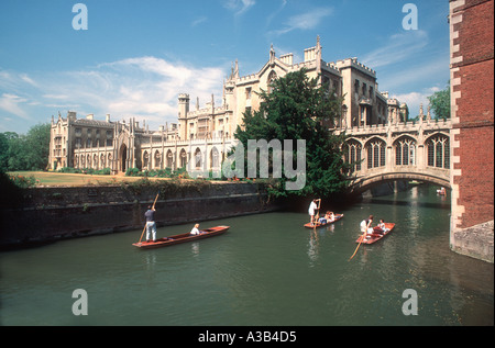 Angleterre Cambridge Cambridgeshire Angleterre St Johns College Le dos Rivière Cam barques Banque D'Images