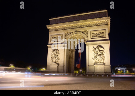FRANCE Ile de France Paris Place Charles de Gaulle Arc de Triomphe illuminé la nuit avec drapeau français et de rayures de voiture Banque D'Images