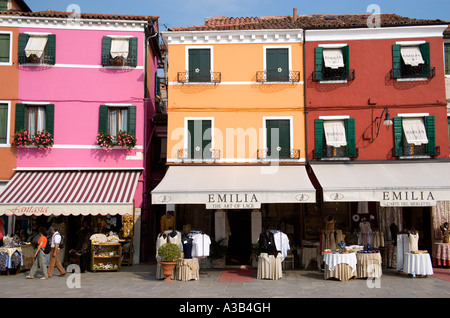 Italie Vénétie Venise maisons colorées au-dessus des boutiques de dentelle sur dentelle capitale de région avec les touristes à quelques expositions passées Banque D'Images