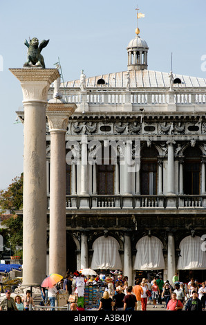 Italie Vénétie Venise en touristes Piazetta ci-dessous lion ailé de Saint Marc sur la colonne San Marco et la colonne de San Teodoro. Banque D'Images