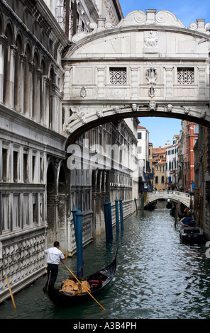 Italie Vénétie Venise Gondola avec visites de touristes passe le long du Rio del palazzo canal sous le Pont des Soupirs par le Doge's Banque D'Images