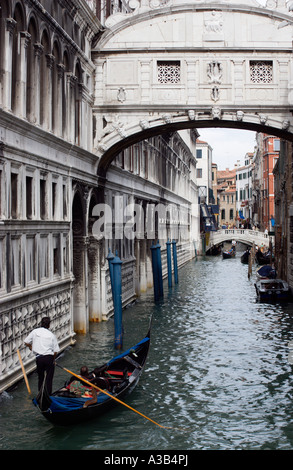 Italie Vénétie Venise Gondola avec visites de touristes passe le long du Rio del palazzo canal sous le Pont des Soupirs par le Doge's Banque D'Images