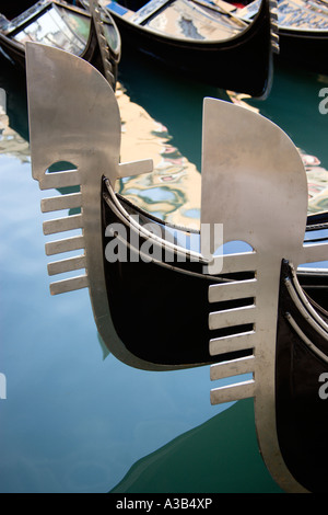 Italie Vénétie Venise Ferros ou arcs de gondoles amarrées dans un canal. Banque D'Images