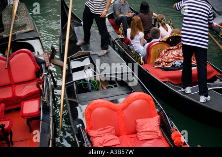 Italie Vénétie Venise gondoles avec les touristes de passage chaque autres étroitement dans les étroits canaux dans le quartier de San Marco. Banque D'Images