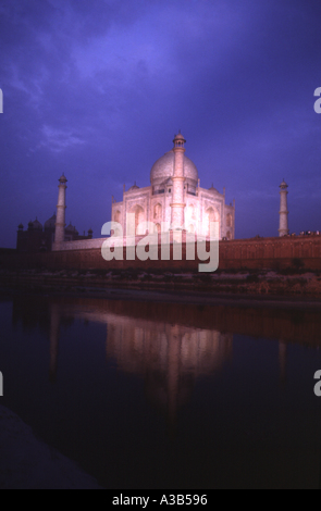 Taj Mahal lit up at night Agra Uttar Pradesh, Inde Banque D'Images