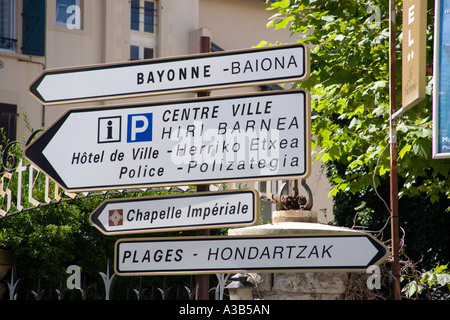 FRANCE Aquitaine Pyrénées Atlantique Biarritz Basque bilingue français et la signalisation routière bilingue au centre ville Banque D'Images