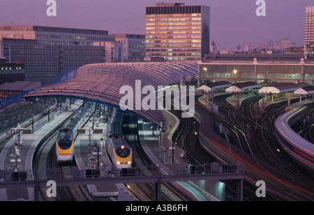 Angleterre Londres La gare de Waterloo International Terminal Eurostar avec les trains traversent la Manche sur les plates-formes avec des bâtiments au-delà Banque D'Images