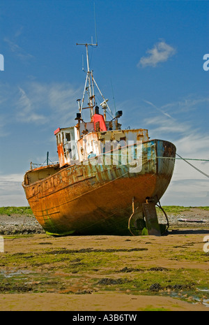 Les plages, les apparaux de pêche chalutier. Rampside, La Baie de Morecambe, Cumbria, Angleterre, Royaume-Uni, Europe. Banque D'Images