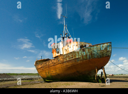 Les plages, les apparaux de pêche chalutier. Rampside, La Baie de Morecambe, Cumbria, Angleterre, Royaume-Uni, Europe. Banque D'Images