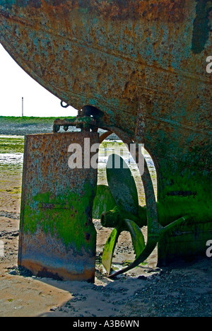 Détail de gouvernail et l'hélice du chalutier de pêche, de l'épave échouée. Rampside, La Baie de Morecambe, Cumbria, Angleterre, Royaume-Uni, Europe. Banque D'Images