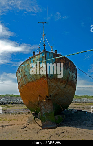 Vue arrière du chalutier de pêche, de l'épave échouée. Rampside, La Baie de Morecambe, Cumbria, Angleterre, Royaume-Uni, Europe. Banque D'Images