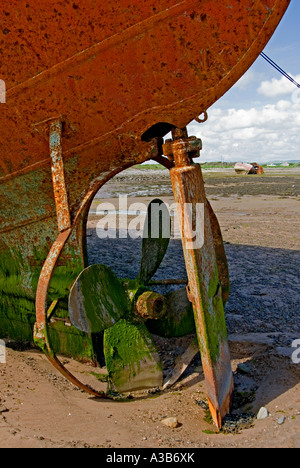 Détail de gouvernail et l'hélice du chalutier de pêche, de l'épave échouée. Rampside, La Baie de Morecambe, Cumbria, Angleterre, Royaume-Uni, Europe. Banque D'Images