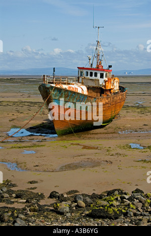 ,Échoués sur les apparaux de pêche chalutier. Rampside, La Baie de Morecambe, Cumbria, Angleterre, Royaume-Uni, Europe. Banque D'Images