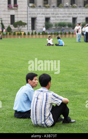 Deux hommes assis sur l'herbe, Seoul Plaza Banque D'Images