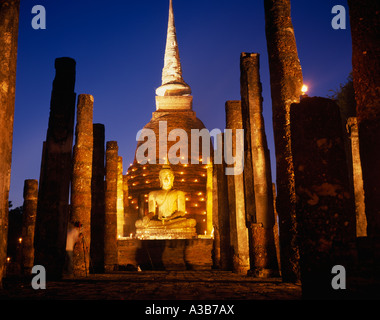 La Thaïlande Asie du sud-est à colonnades de Sukhothai Bouddha assis et Stupa au coucher du soleil au cours de Loi Krathong festival des lumières Banque D'Images
