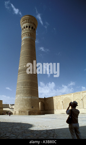 Le Minaret Kalon à Boukhara, Ouzbékistan, une ville sur l'ancienne Route de la soie, photographiée par un touriste Banque D'Images