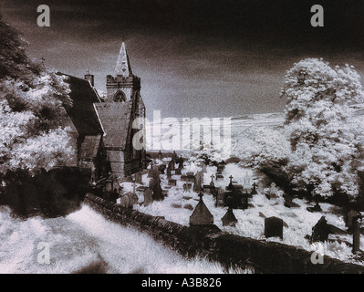 Église DE CAMPAGNE ET GRAVE YARD PHOTOGRAPHIÉE EN INFRAROUGE Banque D'Images