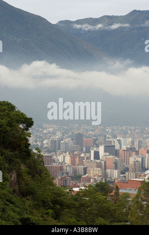 Amérique du Sud VENEZUELA Caracas d'immeubles de grande hauteur de la ville de valley vu de Valle Arriba avec derrière la montagne Avila Banque D'Images