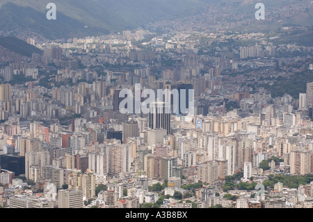 Amérique du Sud VENEZUELA Caracas d'immeubles de grande hauteur de la ville de vallée entourée de collines enveloppées de l'air pollué Banque D'Images