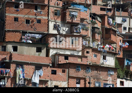 Amérique du Sud VENEZUELA Caracas à faible revenu typique dans les bidonvilles de la capitale du district de Petare accrochée au flanc de colline Banque D'Images