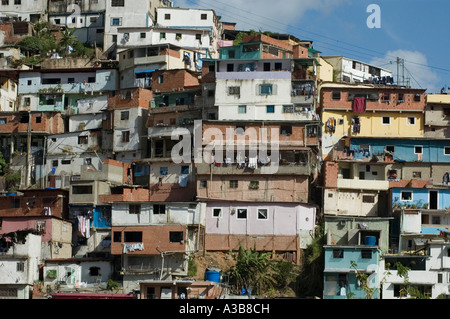 Amérique du Sud VENEZUELA Caracas à faible revenu typique dans les bidonvilles de la capitale du district de Petare accrochée au flanc de colline Banque D'Images