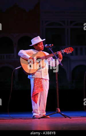 Musique, chansons et danse exécutée par des enfants du Yucatan, Merida, Mexique Banque D'Images