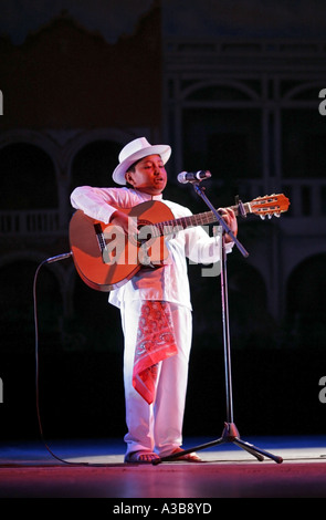 Musique, chansons et danse exécutée par des enfants du Yucatan, Merida, Mexique Banque D'Images