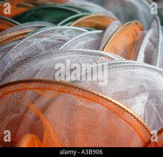 Filets de pêche colorés pour enfants pour une excursion amusante en bord de mer ou en rivière ! Banque D'Images