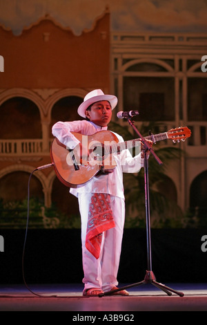 Musique, chansons et danse exécutée par des enfants du Yucatan, Merida, Mexique Banque D'Images