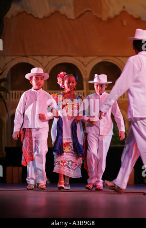 Musique, chansons et danse exécutée par des enfants du Yucatan, Merida, Mexique Banque D'Images