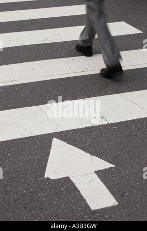 Businessman Crossing Street, Séoul Banque D'Images