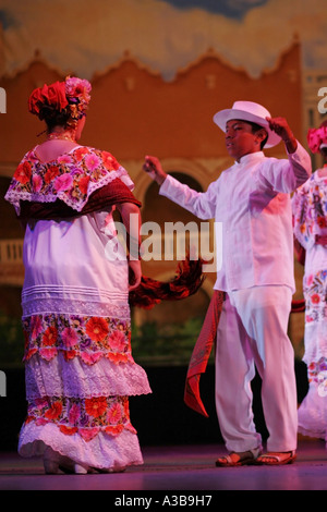 Musique, chansons et danse exécutée par des enfants du Yucatan, Merida, Mexique Banque D'Images