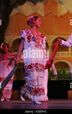 Musique, chansons et danse exécutée par des enfants du Yucatan, Merida, Mexique Banque D'Images