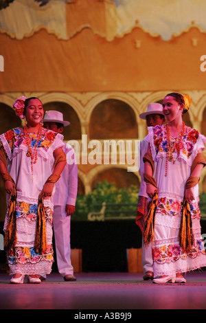 Musique, chansons et danse exécutée par des enfants du Yucatan, Merida, Mexique Banque D'Images