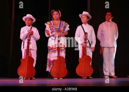 Musique, chansons et danse exécutée par des enfants du Yucatan, Merida, Mexique Banque D'Images