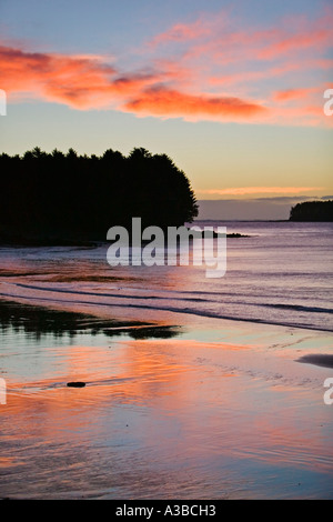 Nuages soleil reflétant sur plage humide dawn Chiniak Bay au sud-ouest de l'Alaska Kodiak Automne Banque D'Images