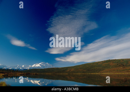 Les Cirrus au-dessus du Mont McKinley Wonder Lake AK DANS Denali NP Summer Banque D'Images