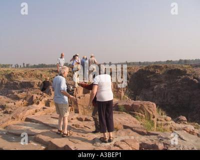 Le Madhya Pradesh Inde Novembre Les touristes à la recherche vers le bas dans une profonde gorge de granit du Ken River Banque D'Images