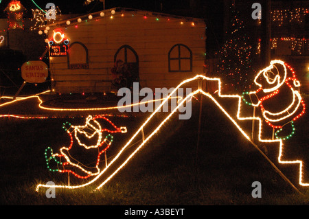 Les lumières de Noël avec deux chiffres santa jouez sur une diapositive Banque D'Images