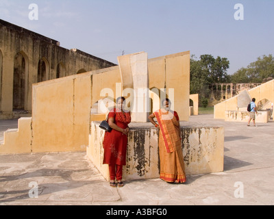 JAIPUR RAJASTHAN INDE ASIE Novembre deux femmes indiennes en appui sur l'un des signes du zodiaque de Jantar Mantar Banque D'Images