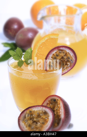 L'orange et le jus de fruits de la Passion Banque D'Images