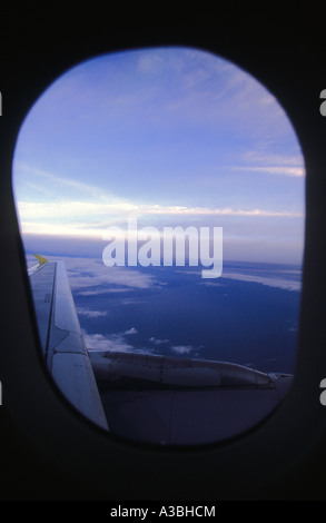 Vue de la fenêtre d'un avion de passagers 319 Airbus Germanwings. Banque D'Images