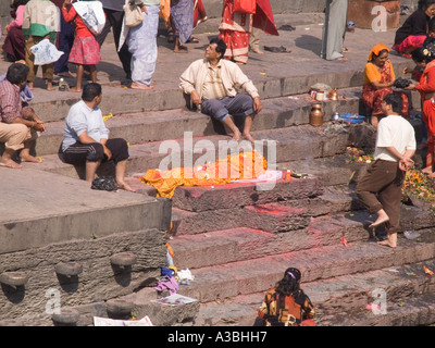 PASUPATINATH ASIE NÉPAL Novembre La préparation d'un corps pour une crémation sur ce site d'un temple hindou sur la rivière Bagmati sacrée Banque D'Images