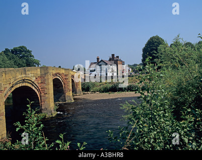 BANGOR SUR DEE UK Mars Voir l'ensemble pont de cinq arches d'origine médiévale mais largement 17thc Banque D'Images