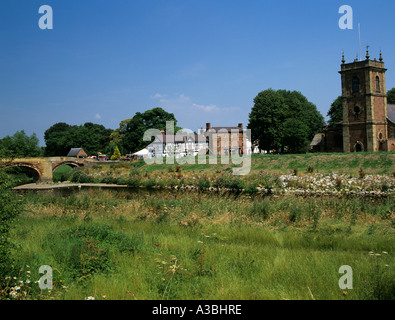 BANGOR SUR DEE le Nord du Pays de Galles Royaume-uni Juillet Vue sur rivière Dee vers la Royal Oak et la Grande Rue Banque D'Images