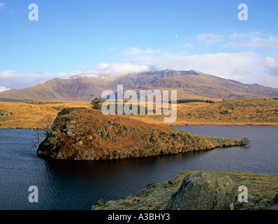 RHYD DDU GWYNEDD AU NORD DU PAYS DE GALLES UK Janvier à l'ensemble de Llyn y Dywarchen vers la nuée couvrit la montagne Snowdon Banque D'Images