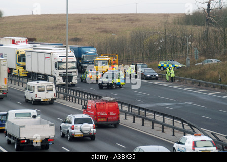 Vue aérienne police et enquêteurs sur les accidents au travail plusieurs heures après un accident grave camion file d'attente a tenu des voitures de police M25 autoroute Essex Angleterre Royaume-Uni Banque D'Images